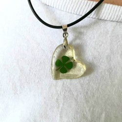 Kunststof Ketting hart met echt klavertje vier nr30 Kunststof Ketting hart met echt klavertje vier nr30