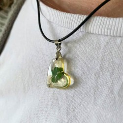 Kunststof Ketting hart met echt klavertje vier nr30 Kunststof Ketting hart met echt klavertje vier nr30