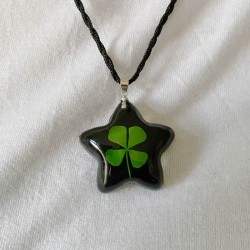 koord zwarte ster met echt klavertje vier nr4a