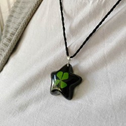 koord zwarte ster met echt klavertje vier nr4a