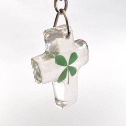 Sleutelhanger dikker kruis met echt klavertje vier nr26